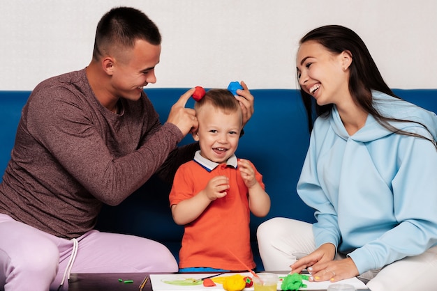 Bella famiglia che gioca con il loro bambino