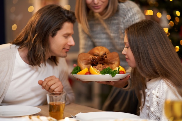 bella famiglia che trascorre il Natale a casa