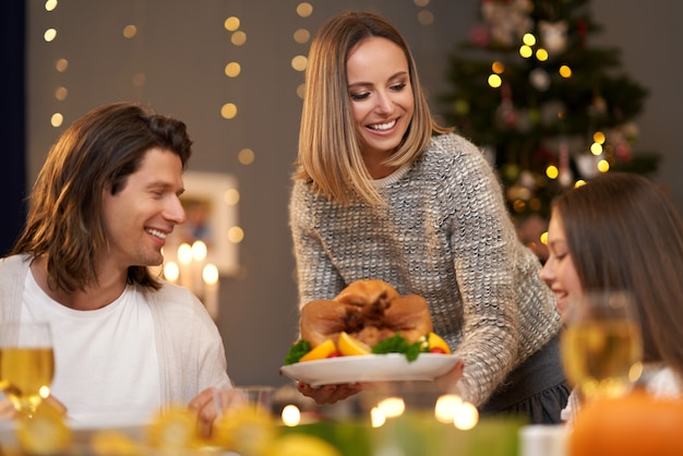 bella famiglia che trascorre il Natale a casa