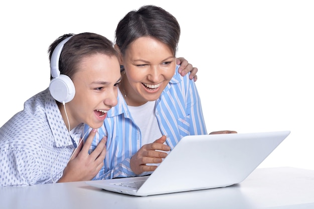 Bella famiglia con laptop