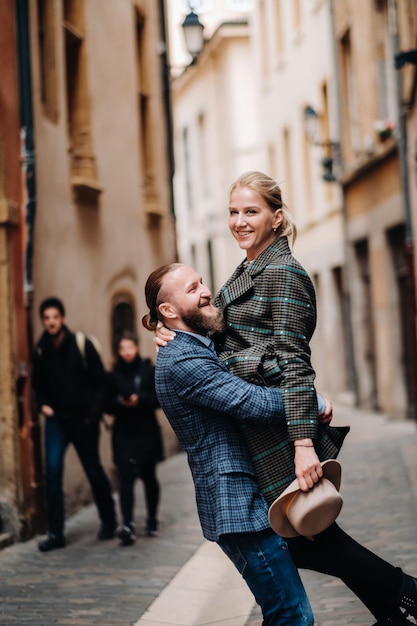 Bella famiglia con passeggiate nella città vecchia di Lione in Francia.Una coppia cammina attraverso la vecchia Lione in Francia