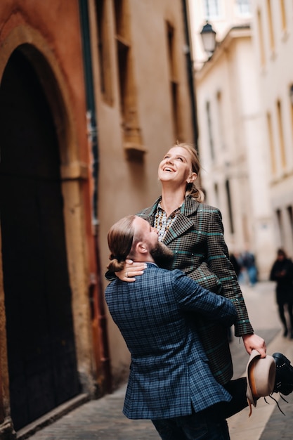 Bella famiglia con passeggiate nella città vecchia di Lione in Francia.Una coppia cammina attraverso la vecchia Lione in Francia