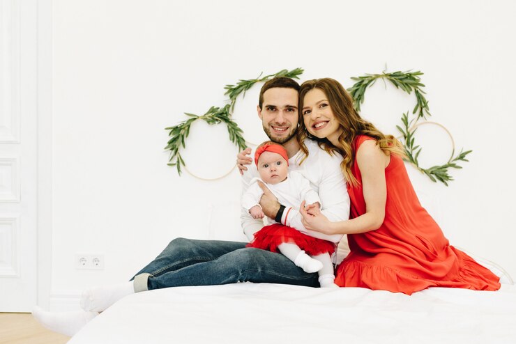 Bella famiglia di tre caucasica guardando dritto nella telecamera sorridendo divertirsi