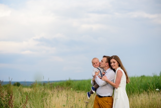 Bella famiglia divertendosi nella natura