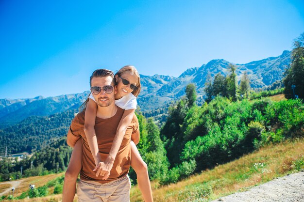 Bella famiglia felice in montagna sullo sfondo della nebbia