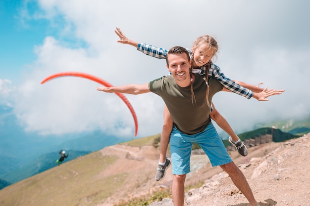 Bella famiglia felice in montagna sullo sfondo della nebbia