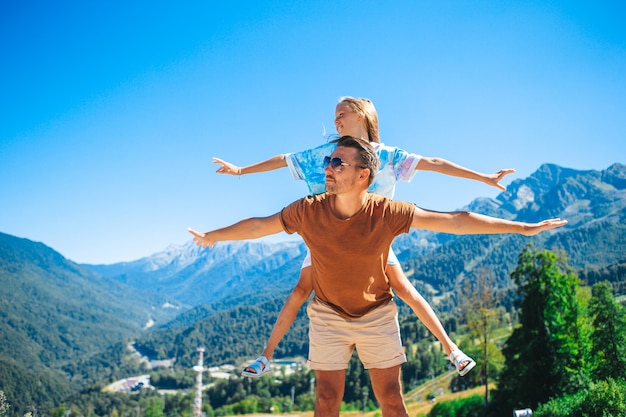 Bella famiglia felice in montagna