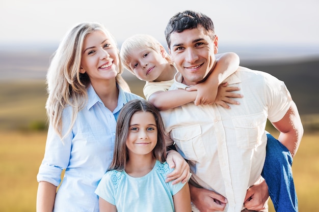 Bella famiglia sorridente adorabile nel parco?