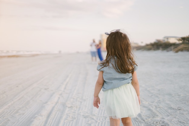 Bella famiglia sulla spiaggia