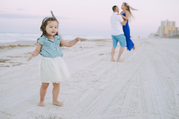 Bella famiglia sulla spiaggia