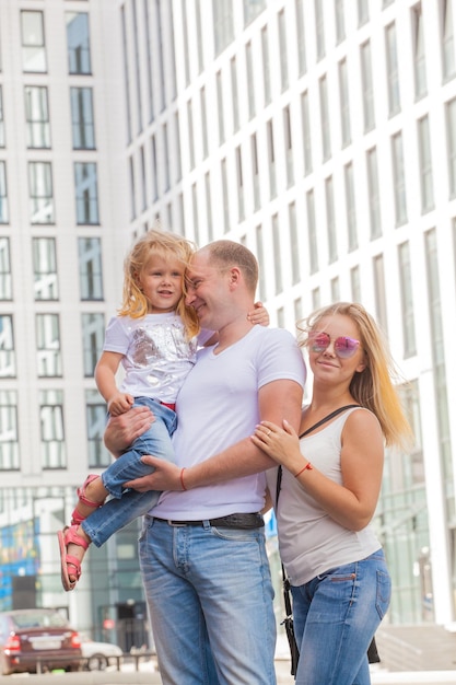 Bella famiglia sullo sfondo di un grattacielo