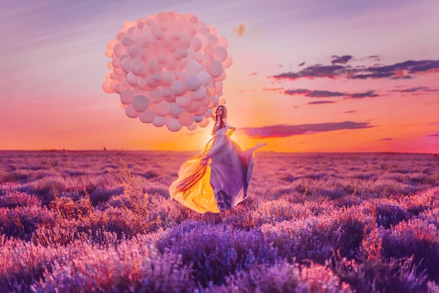 Bella femmina con palloncini in lavanda