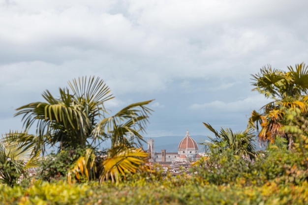 Bella Firenze verde con palme e famosa cattedrale d'epoca in Italia