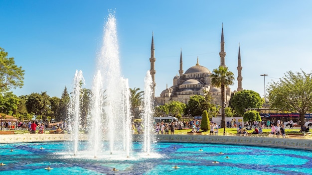 Bella fontana che si affaccia sulla Moschea Blu o Sultanahmet Camii a Istanbul Turchia Questo luogo è una famosa attrazione turistica di Istanbul