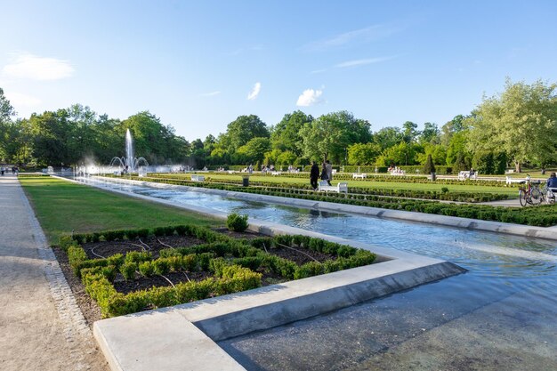 bella fontana nel parco cittadino