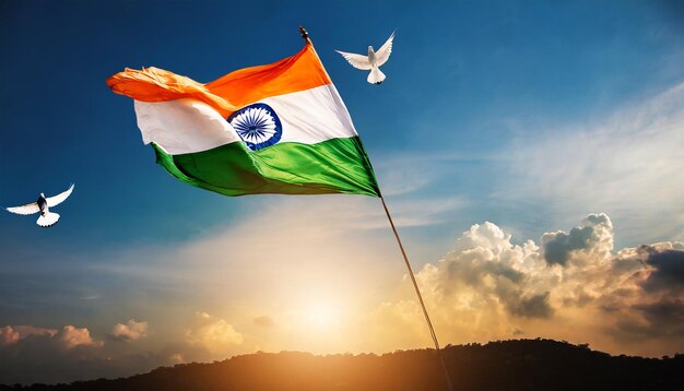 Bella foto della bandiera indiana contro il cielo blu e il piccione volante Celebrazione della Giornata della Repubblica dell'India