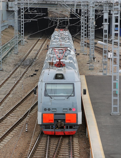 Bella foto della sfocatura di movimento del treno pendolare moderno ad alta velocità