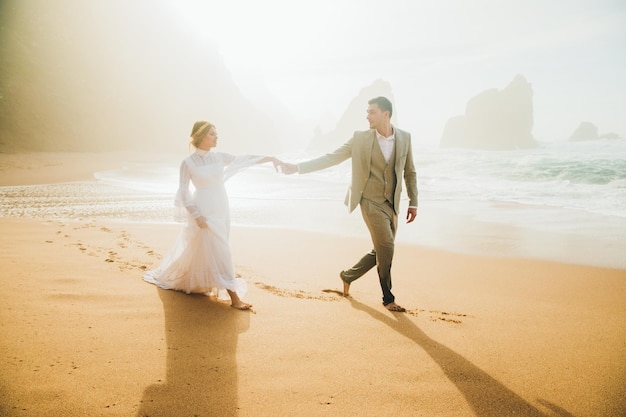 bella foto di matrimonio di passione sulla spiaggia in Portogallo