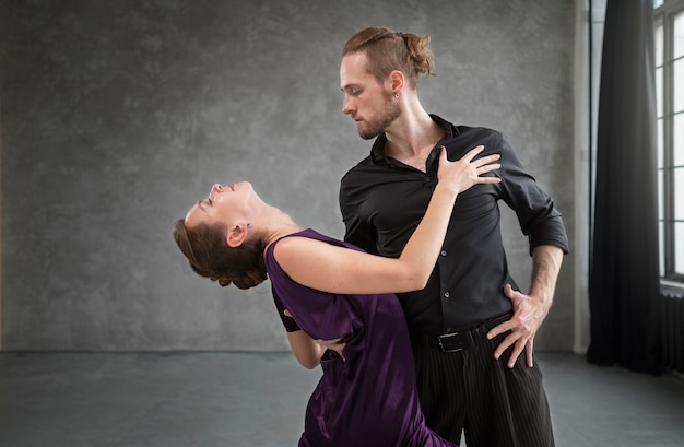 Bella gente elegante che balla il tango