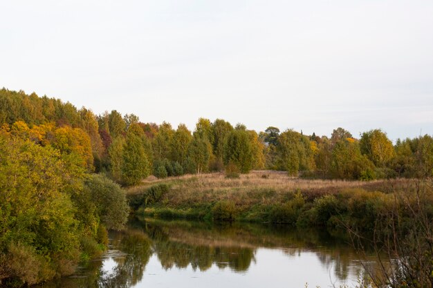 Bella giornata autunnale lungo il fiume.