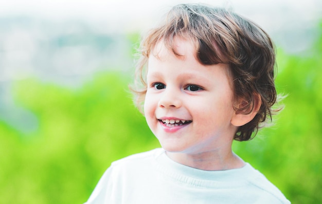 Bella giornata di divertimento per il ragazzino carino in natura bambino positivo bambino emotivo ritratto di felice smili