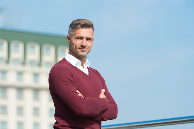 Bella giornata di sole fiducioso ragazzo sorridente all'aperto irradia carisma bellezza maschile moda uomo d'affari in abiti casual barbiere cura dei capelli uomo adulto sexy bell'uomo con faccia non rasata copia spazio