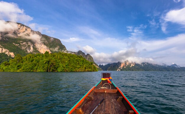 Bella giornata di vacanza nel parco nazionale di Khao Sok, Suratthani, Thailandia