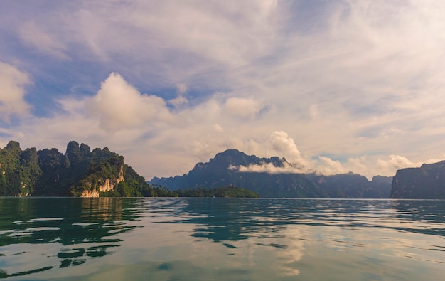 Bella giornata di vacanza nel parco nazionale di Khao Sok, Suratthani, Thailandia