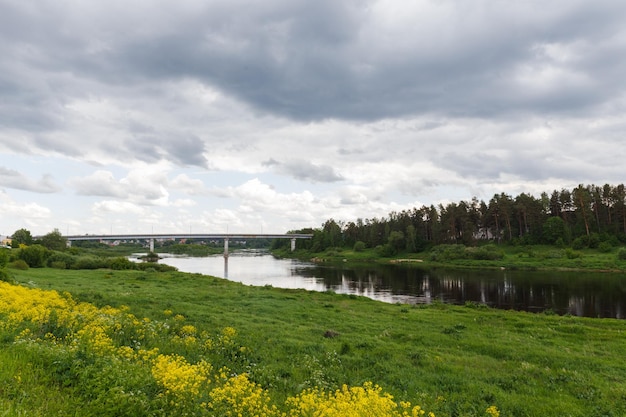 Bella giornata estiva dal fiume nuvole temporalesche Kraslava Latgale Lettonia