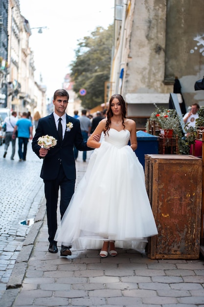 Bella giovane coppia alla moda al matrimonio