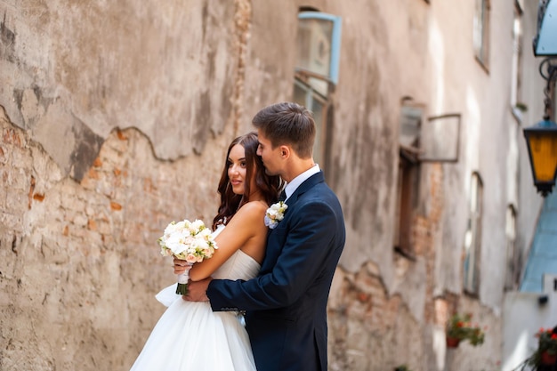 Bella giovane coppia alla moda al matrimonio