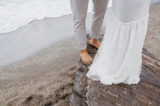 Bella giovane coppia che si sposa sulla spiaggia