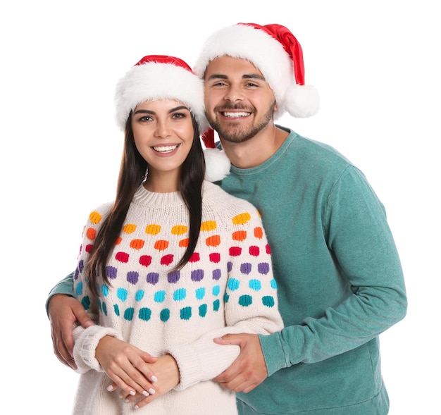 Bella giovane coppia in cappelli della Santa su sfondo bianco Celebrazione del Natale