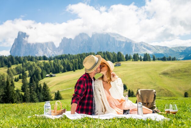 Bella giovane coppia in viaggio e facendo un picnic nelle Dolomiti, Italia