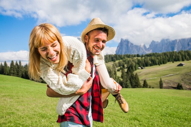 Bella giovane coppia in viaggio nelle Dolomiti, Italia