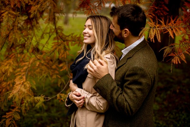 Bella giovane coppia nel parco autunnale