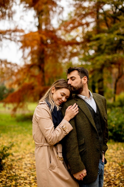 Bella giovane coppia nel parco autunnale