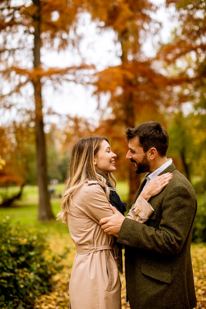 Bella giovane coppia nel parco autunnale