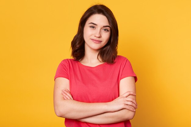 Bella giovane donna adorabile che guarda direttamente alla macchina fotografica