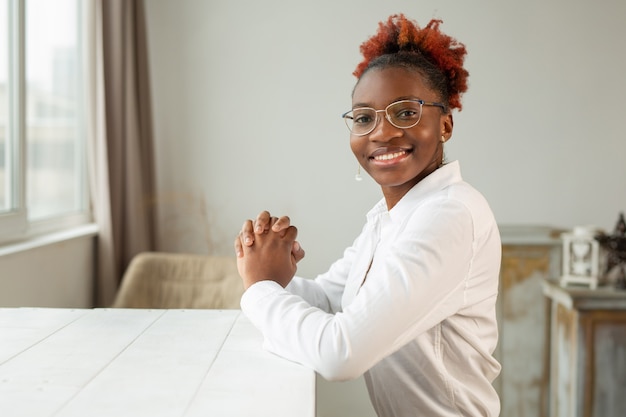 bella giovane donna africana con gli occhiali