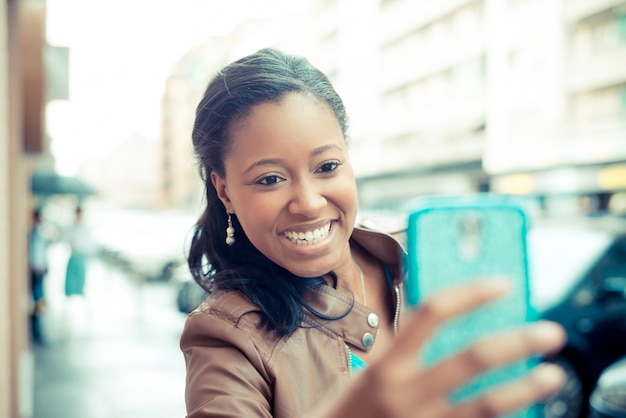 bella giovane donna africana selfie