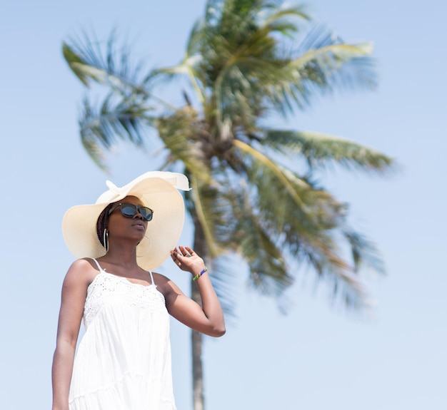 Bella giovane donna afroamericana nera sulla spiaggia tropicale