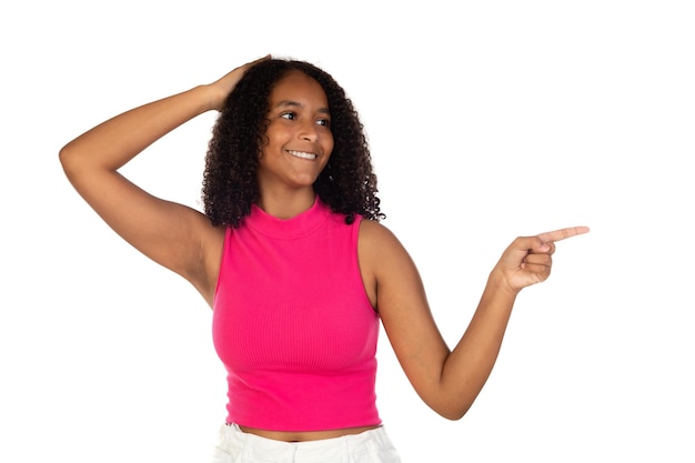 Bella giovane donna afroamericana su sfondo isolato sorridente e guardando la telecamera