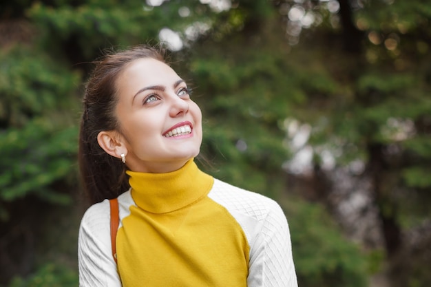 Bella giovane donna all'aperto. Godi la natura. Ragazza sorridente in buona salute in erba verde.