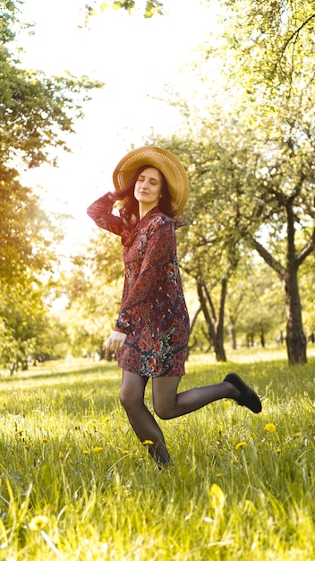 Bella giovane donna all'aperto. Godi la natura. Ragazza sorridente in buona salute nel parco di primavera. Giorno soleggiato