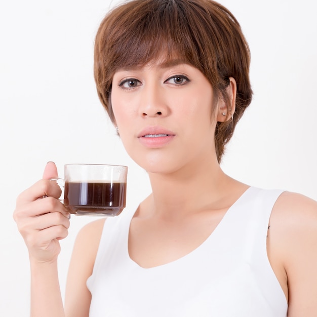 Bella giovane donna Asia con una tazza di caffè caldo. Concetto per la salute.