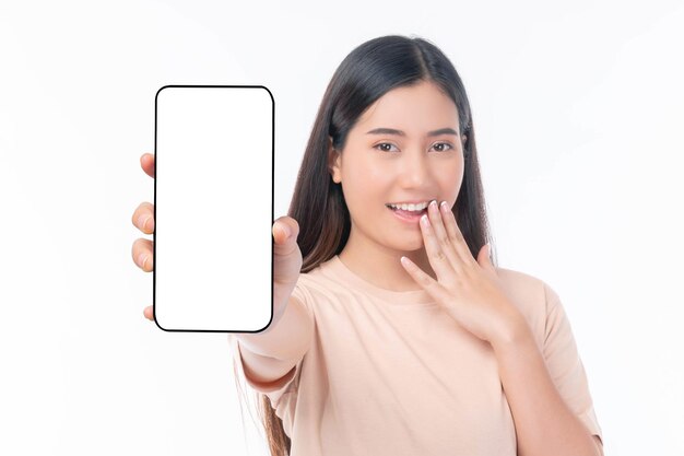 bella giovane donna asiatica che mostra grande smartphone con schermo bianco schermo bianco copia spazio vuoto per banner pubblicitario isolato su sfondo bianco Mock Up Image