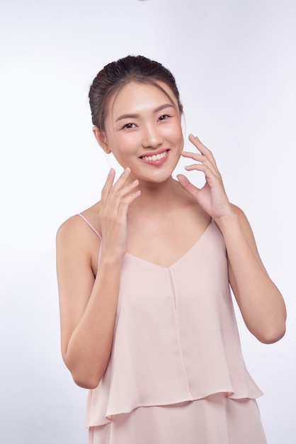 Bella giovane donna asiatica con un aspetto pulito e fresco della pelle