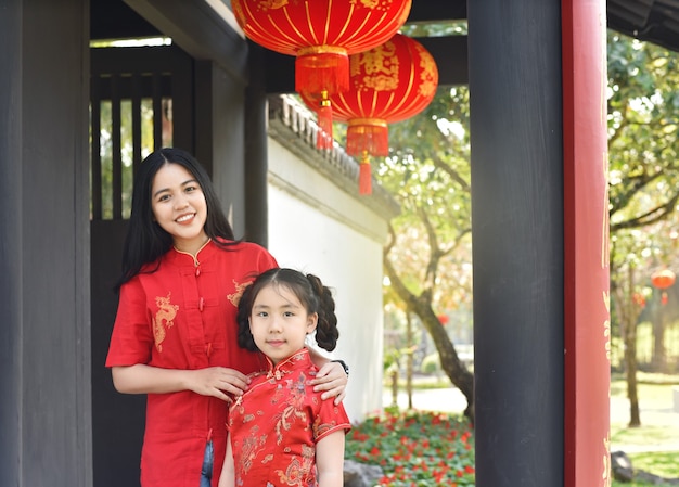 Bella giovane donna asiatica con una ragazza festeggia il capodanno lunare in casa