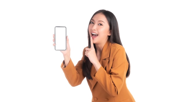 Bella giovane donna asiatica Eccitata ragazza sorpresa che mostra smart phone con schermo bianco schermo vuoto isolato su sfondo bianco Mock Up Image
